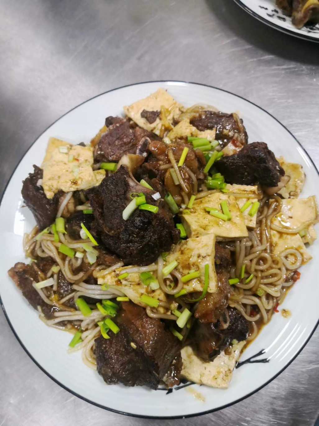 控制血糖，饮食摄入量很关键，少吃点，不饿就好。